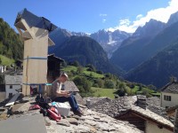 Michel auf dem Dach um die Projektio einzurichten