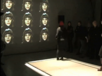 home - person steht vor den projezierte Köpfe der interaktiven Installation